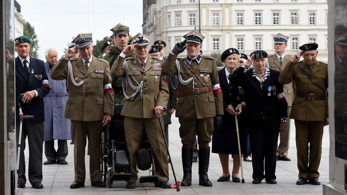 Zmianą wart i złożeniem wieńców przed stołecznym Grobem Nieznanego Żołnierza uczczono 75. rocznicę powstania NSZ. Żołnierze konspiracji narodowej należeli do najwartościowszych bojowników o wyzwolenie Polski - podkreślił prezydent Andrzej Duda w liście do uczestników uroczystości. Swoje pismo do kombatantów skierował też Jarosław Kaczyński.