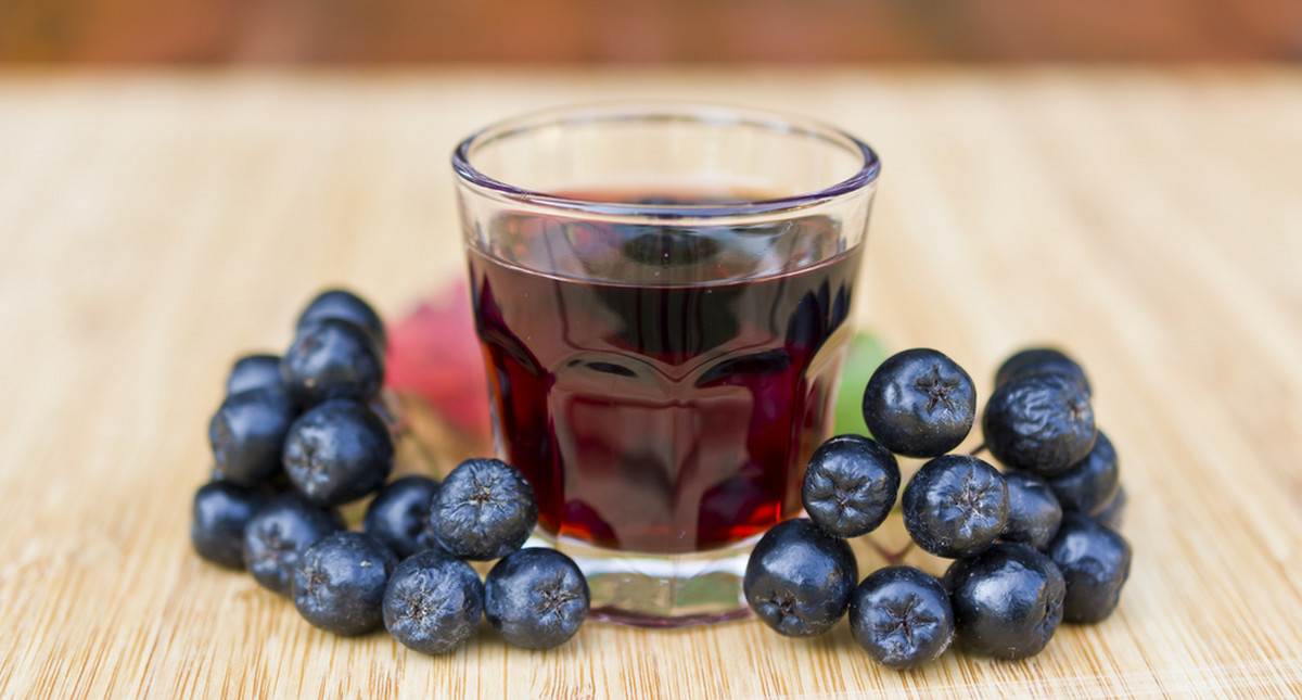 Pij sok z aronii codziennie przez 12 tygodni. Zbijesz ciśnienie i  cholesterol