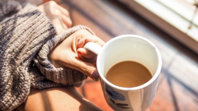 Pijesz kawę z mlekiem? Zaskakujące badania – zobacz, co dzieje się w organizmie