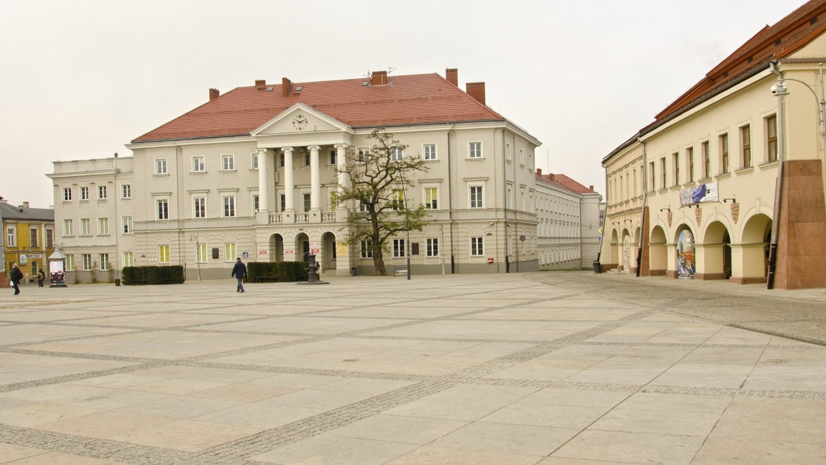 Ruch kołowy na kieleckim Rynku zostanie spowolniony. Chodzi nie tylko o to, aby kierowcy jeździli wolniej, ale żeby było bezpieczniej. Konstrukcje, których zadaniem jest spowolnienie ruchu, będą podobne do elementów zastosowanych w "miejskim salonie".  To m.in. donice z roślinami, stojaki na rowery czy siedziska. Będą mobilne, tak aby w razie potrzeby można je było przesunąć.