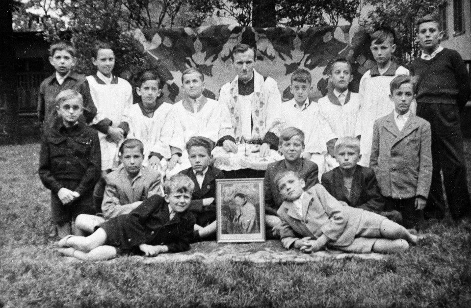 Karol Wojtyła z ministrantami w Niegowici, 1949 r.