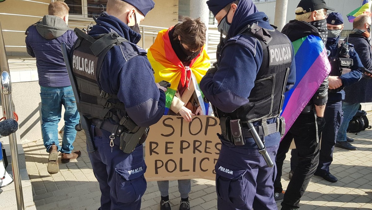 Gdańsk. Protestowali przeciwko "bezprawnemu spisywaniu", zostali spisani