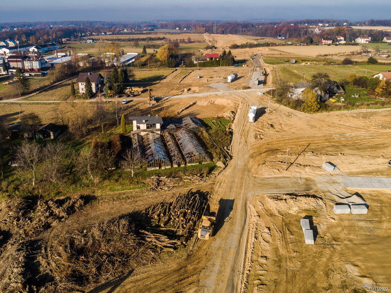 Budowa drogi ekspresowej S-1 - odcinek Dankowice - węzeł Suchy Potok - zdjęcia z drona - 15.11.2022 - autor: GDDKiA