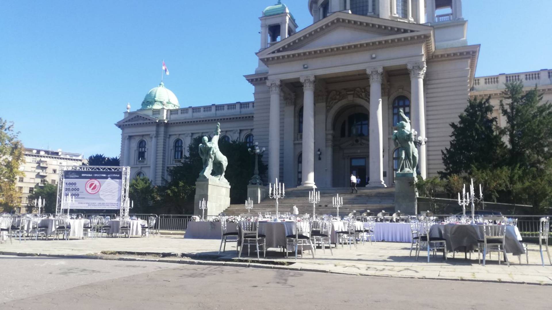 Ispred Skuštine Srbije jutros su postavljeni svadbeni stolovi, ali ova priča ne zove na veselje