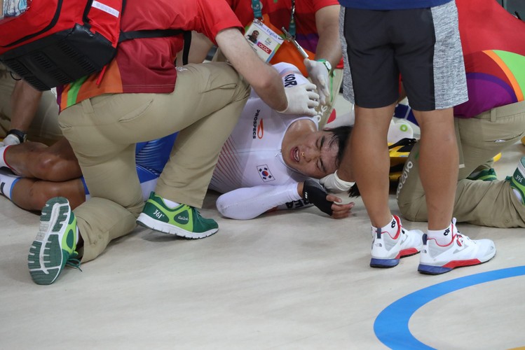 Wielka kraksa na kolarskim torze. Koreańczyk Park Sang-hoon odwieziony do szpitala