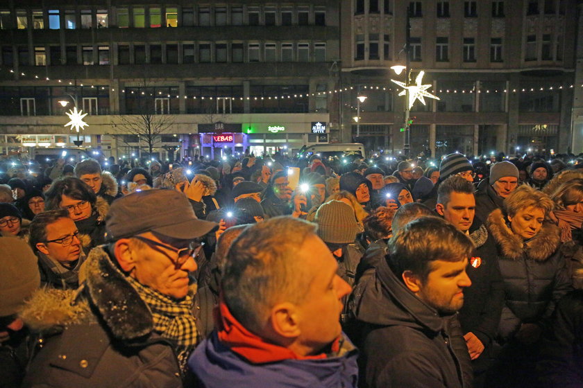 Łódź. Światełko pamięci dla Pawła Adamowicza 