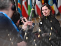 Prostota, która nie zawodzi: Premier Finlandii i jej doskonałe stylizacje. Aż miło się na to patrzy! FOTO