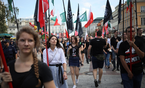 Warszawa, 15.08.2018. Marsz Zwycięstwa Rzeczypospolitej, zorganizowany przez środowiska narodowe przeszedł Nowym Światem i Krakowskim Przedmieściem na pl. zamkowy w Warszawie, 15 bm. (cat) PAP/Leszek Szymański