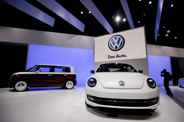 Volkswagen Bulli samochód koncepcyjny typu van (po lewej) i nowy Beetle wystawione na New York International Auto Show (NYIAS) w Nowym Jorku, USA