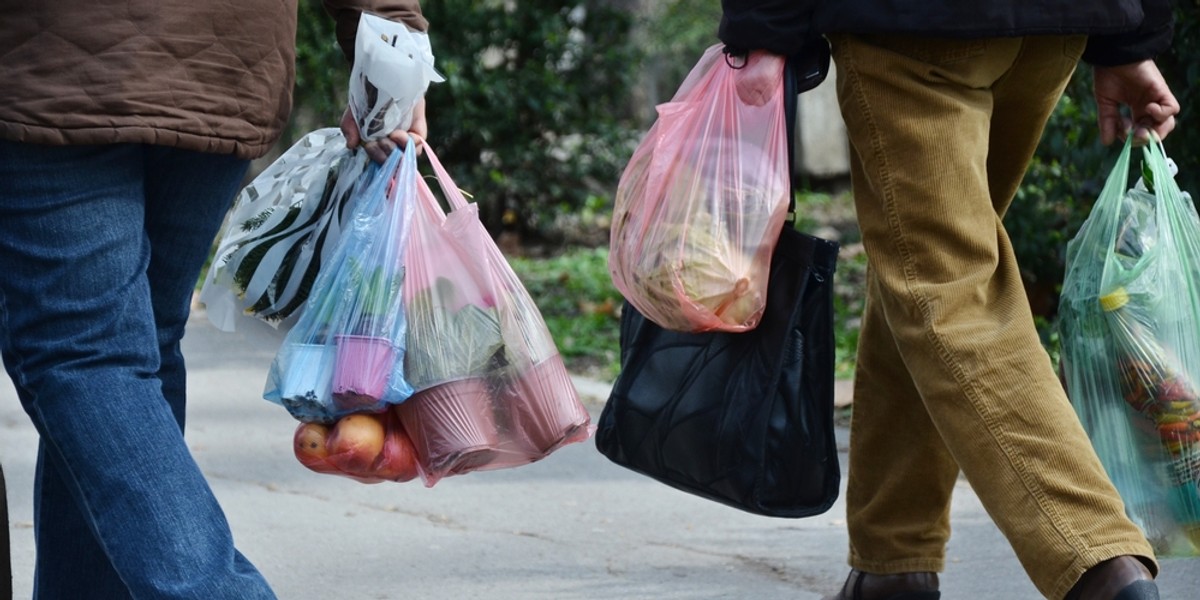 Opłata recyklingowa za torbę foliową wyniesie 20 gr