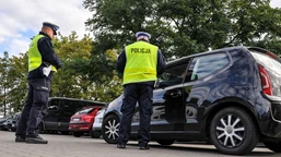 policja wlepia słone kary za… nawigację. te przepisy zaskakują kierowc