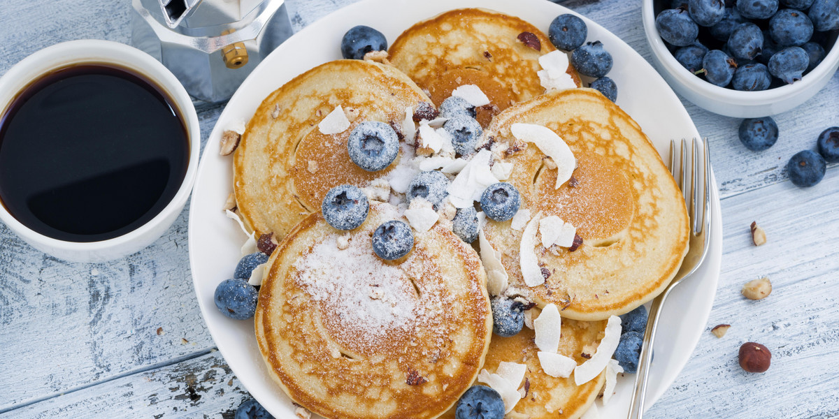 Jak zrobić pancakes? Przepis na naleśniki amerykańskie