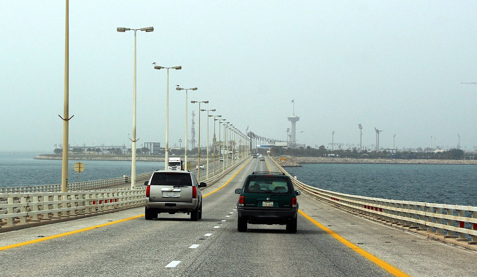 Bahrajn - Grobla Króla Fahda. Widok na Wyspę Paszportów. Jest to sztuczna wyspa na środku morza, znajduje się na niej kontrola graniczna pomiędzy Arabią Saudyjską a Bahrajnem. Znajduje się pośrodku sztucznie usypanej dwudziestosześciokilometrowej grobli łączącej Bahrajn ze stałym lądem saudyjskim