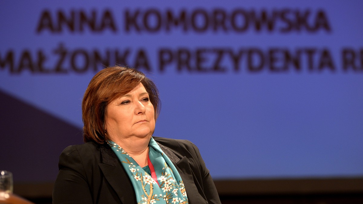 Pierwsza dama Anna Komorowska podkreśliła w Rzeszowie, że należy wspierać kobiety aktywne zawodowo, które nie rezygnują z macierzyństwa. Prezydentowa wzięła udział w zorganizowanej przez europosłankę Elżbietę Łukacijewską konferencji "Kobieta aktywna".