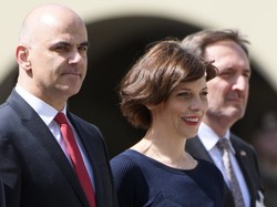 Opakowanie biustu i stóp do wymiany. Nieudana stylizacja pierwszej damy Szwajcarii. FOTO