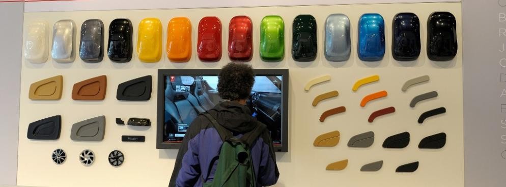 Jeden z klientów korzysta z interaktywnego ekranu i projektuje własną wersję Tesli Model X w salonie Tesla Motors w San Jose w Kalifornii. Tesla Motors planuje sprzedaż Modelu X, sportowego samochodu zasilanego energią elektryczną, już w 2013 roku.