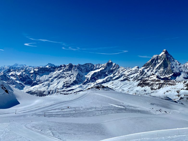 Matterhorn widziany z okolicy Plateau Rosa. Na lewo od Matterhornu szczyt Dent d’Herens, po lewej Dent Blanche