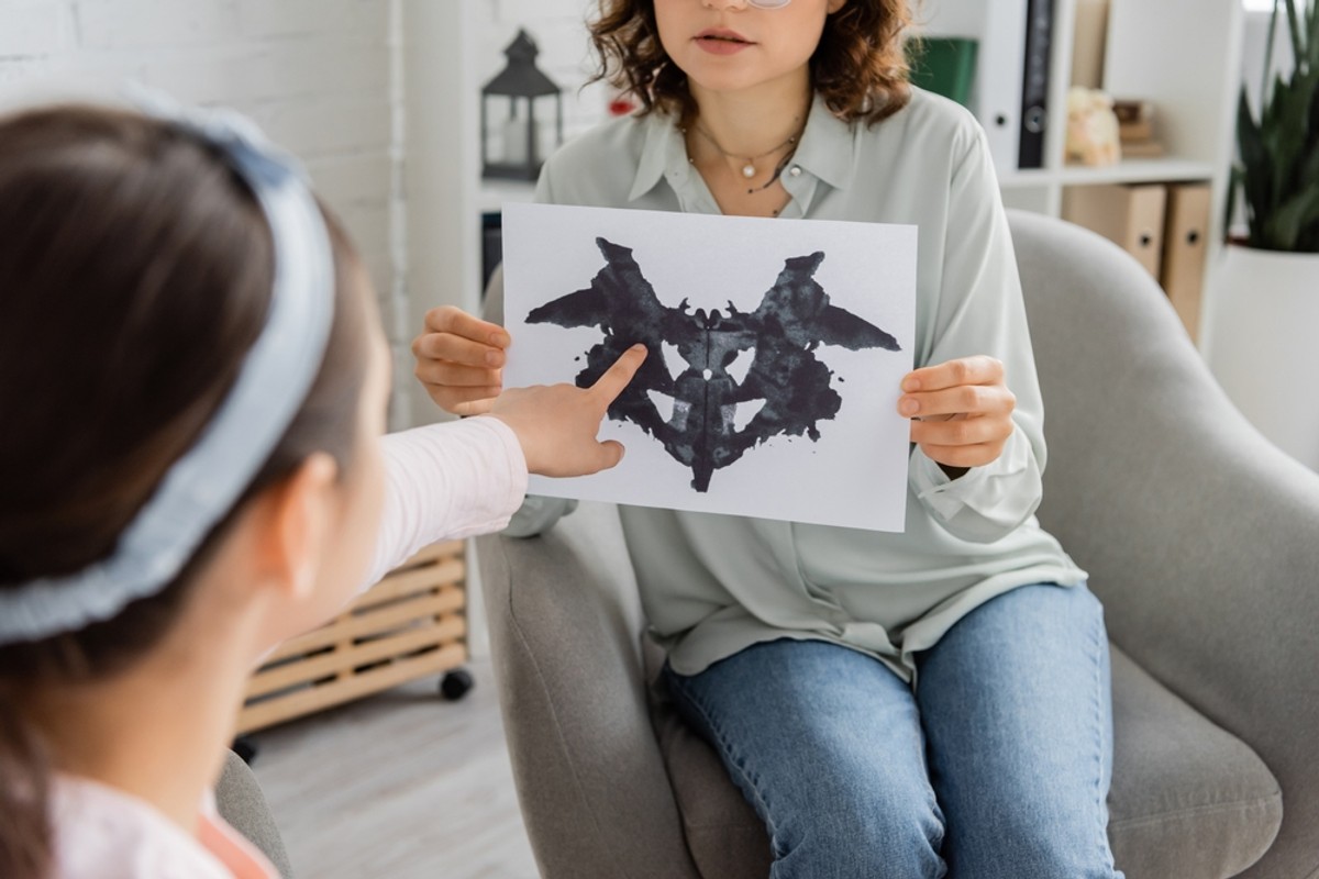 Obrazy odczytywane z plam atramentu mówią o naszej osobowości? Co to jest test Rorschacha?