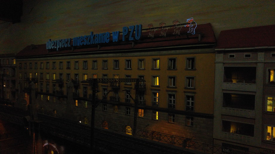 Zobaczyć można też kultowy neon "Ubezpiecz się w PZU" z placu Kościuszki we Wrocławiu.