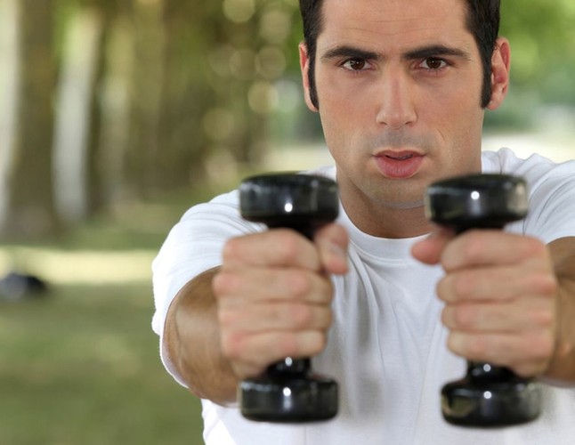 Dość nietypowym pomysłem mogą być akcesoria do ćwiczeń, np. hantle