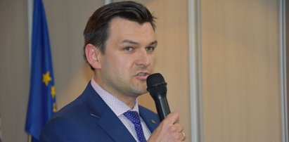 Radny PiS z niebieską kartą. Policja odizolowała go od rodziny, a marszałek Witek od partii