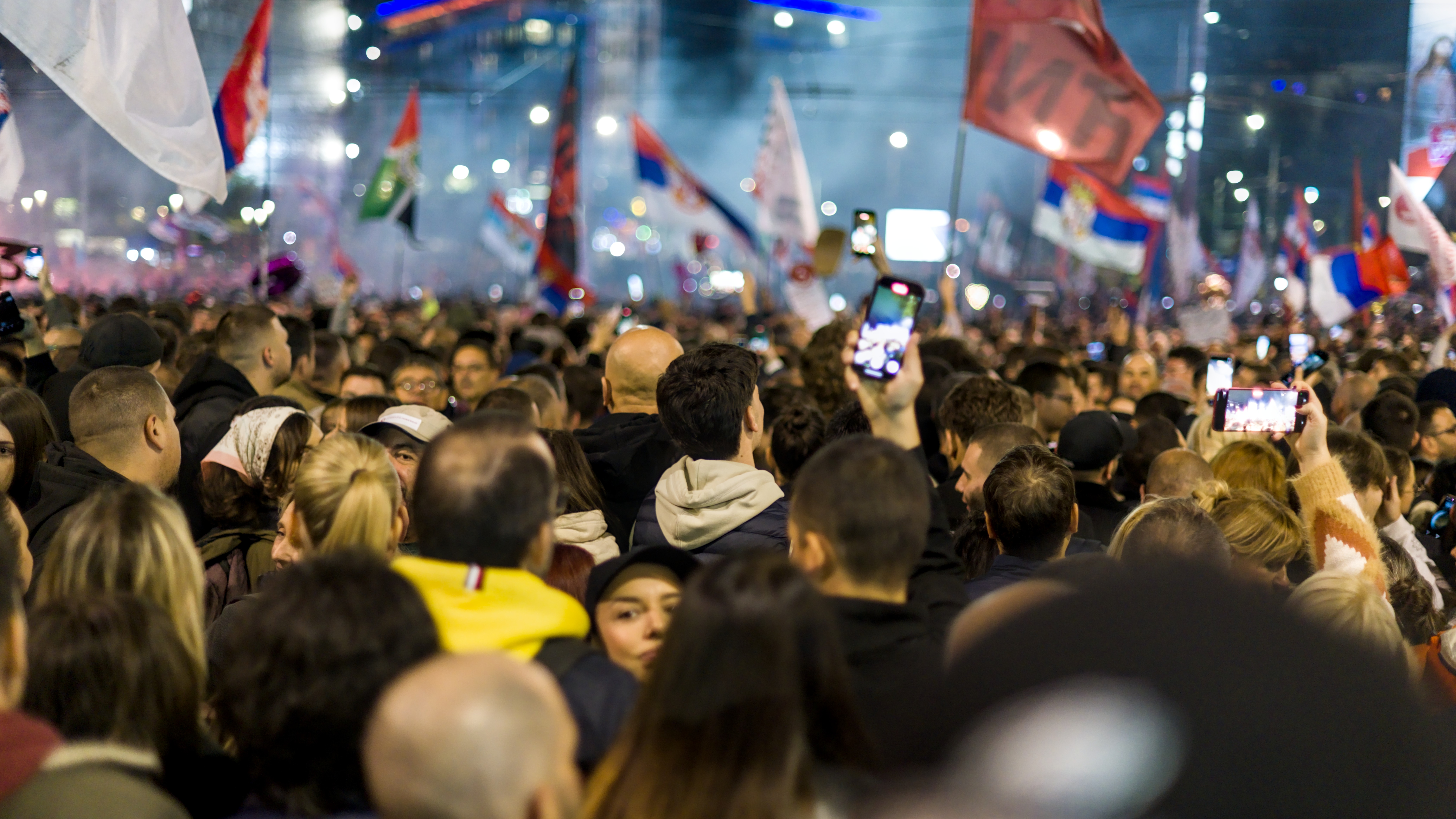 Mobilizarea uriașă de la Belgrad care îl pune în pericol pe Vučić chiar în ajunul alegerilor anticipate din Serbia