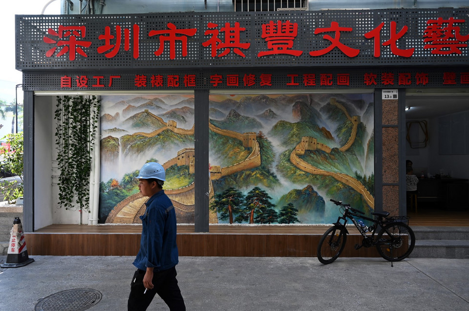 Malarze z chińskiej "fabryki sztuki" w Dafen