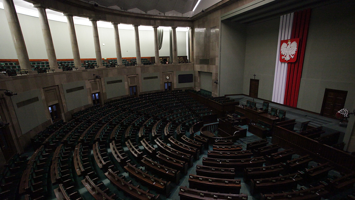 Jak wynika z badań informatyka Macieja Ozdowskiego, posłowie obecnej kadencji Sejmu o wiele chętniej niż ich poprzednicy wybuchają na sali obrad śmiechem. Marszałkowie wyłączają mikrofon dwudziestokrotnie częściej niż kiedyś, a analiza stenogramów pokazuje także, jakie słowa parlamentarzyści wykrzykują z poselskich ław najczęściej. O sprawie pisze "Rzeczpospolita".