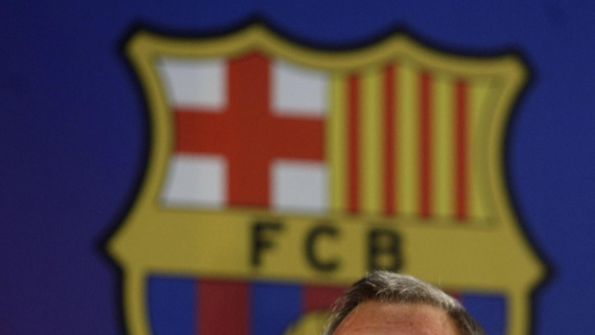 Legenda Barcelony, Johan Cruyff ostro skrytykował włodarzy Blaugrany za to, że pozwoliła umieścić na koszulkach zawodników po raz pierwszy w historii płatne reklamy. Holender jest przekonany, że kataloński klub nie powinien podejmować takiego typu działań.