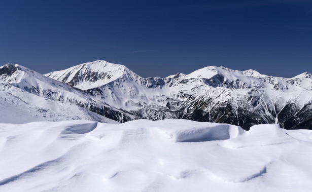 W poniedziałek w Tatrach wyszło słońce i przestał padać śnieg, co spowodowało ustabilizowanie sytuacji śniegowej w górach.