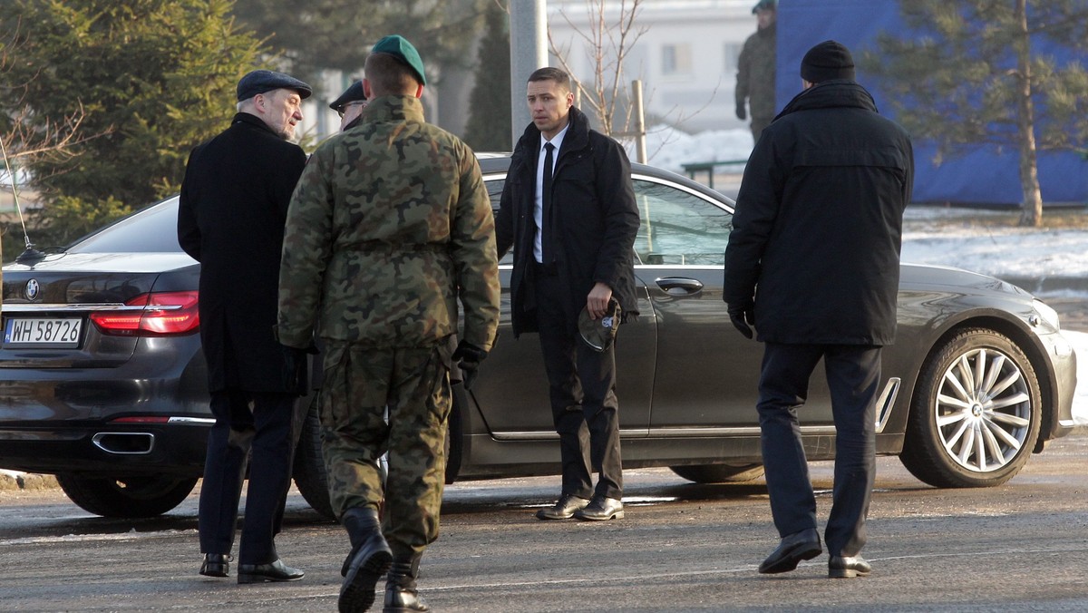 – Samochody kupione na szczyt NATO kosztowały prawie 35 milionów złotych – twierdzą dobrze poinformowane źródła Onetu, mimo że MON na swoich stronach podał dziś inną kwotę. Resort obrony poinformował, że za 37 wozów zapłacił 13,2 milionów złotych.