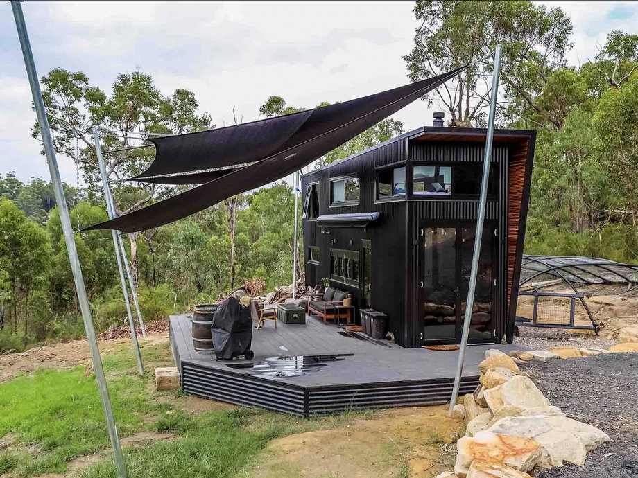 Dom stoi w Górach Błękitnych w Australii 