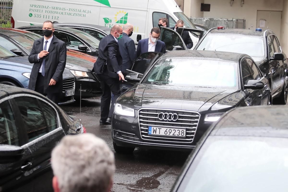 Premier RP Mateusz Morawiecki przed siedzibą PiS na ul. Nowogrodzkiej