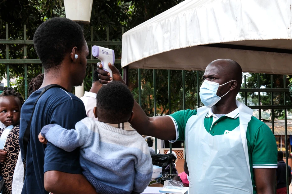 Provera temperature ljudi ispred bolnice Kibuli Muslim u Kampali, Uganda, 16. maja