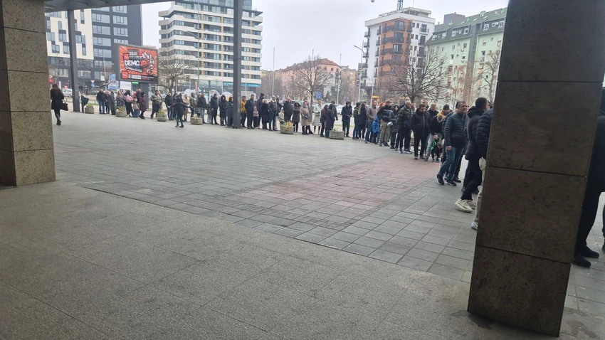 Gužva ispred sajma, čekalo se u redu duž ulice
