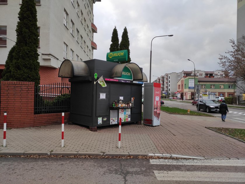 Znicze pod kioskiem. Wymowny gest białostoczan