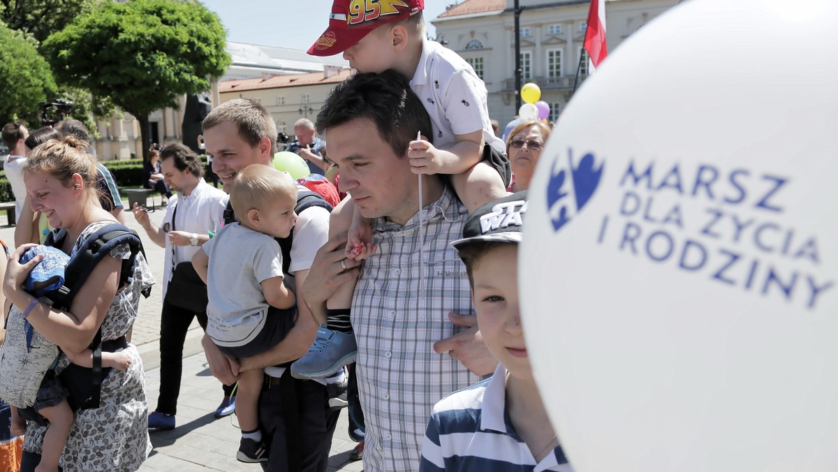 Kilkaset osób wzięło udział w 8. Marszu dla Życia i Rodziny, zorganizowanym w niedzielę w Olsztynie pod hasłem "Chrońmy dzieci". Uczestnicy manifestowali tradycyjne wartości i przypominali, że rodzicie mają prawo wychować dzieci zgodnie ze swoimi przekonaniami.