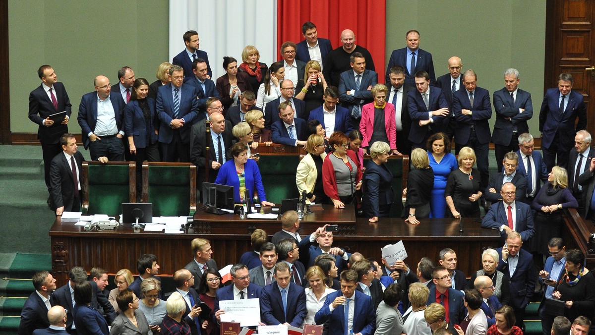 Prezydent Andrzej Duda powinien najpierw spotkać się z tymi, którzy wywołali kryzys - prezesem PiS Jarosławem Kaczyńskim i marszałkiem Sejmu Markiem Kuchcińskim, a dopiero potem z liderami opozycji - stwierdził szef klubu PO Sławomir Neumann. PiS odpowiada: "To szukanie dziury w całym".