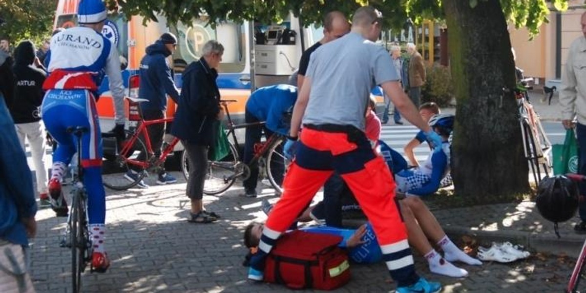 Groźny wypadek podczas wyścigu kolarskiego. Samochód wjechał w zawodników