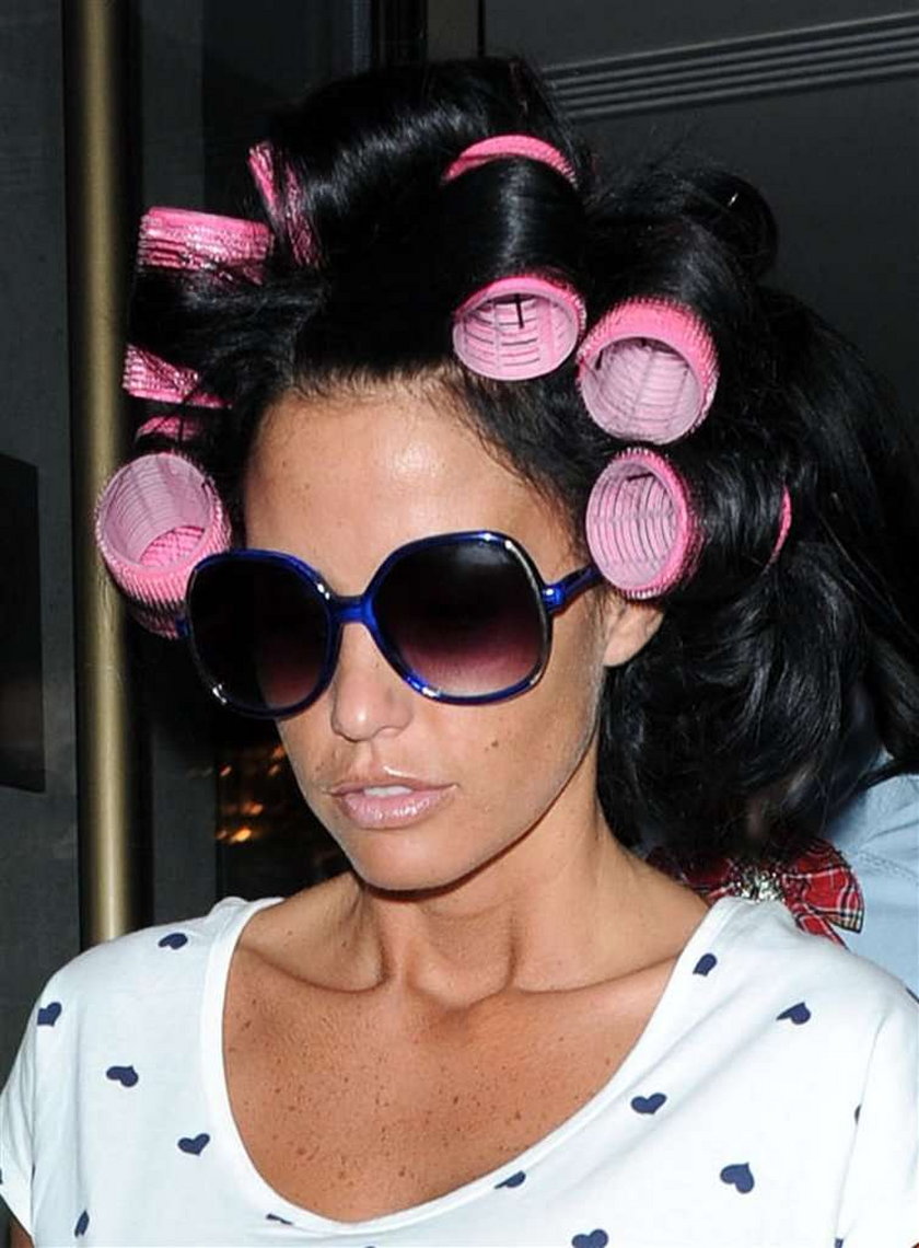 Katie Price wyszła na ulicę w wałkach