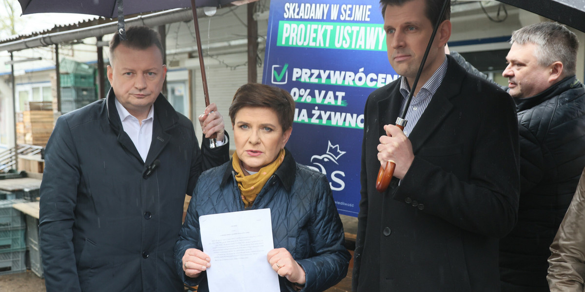 Mariusz Błaszczak, Beata Szydło i Tobiasz Bocheński podczas wtorkowej konferencji prasowej w Warszawie.