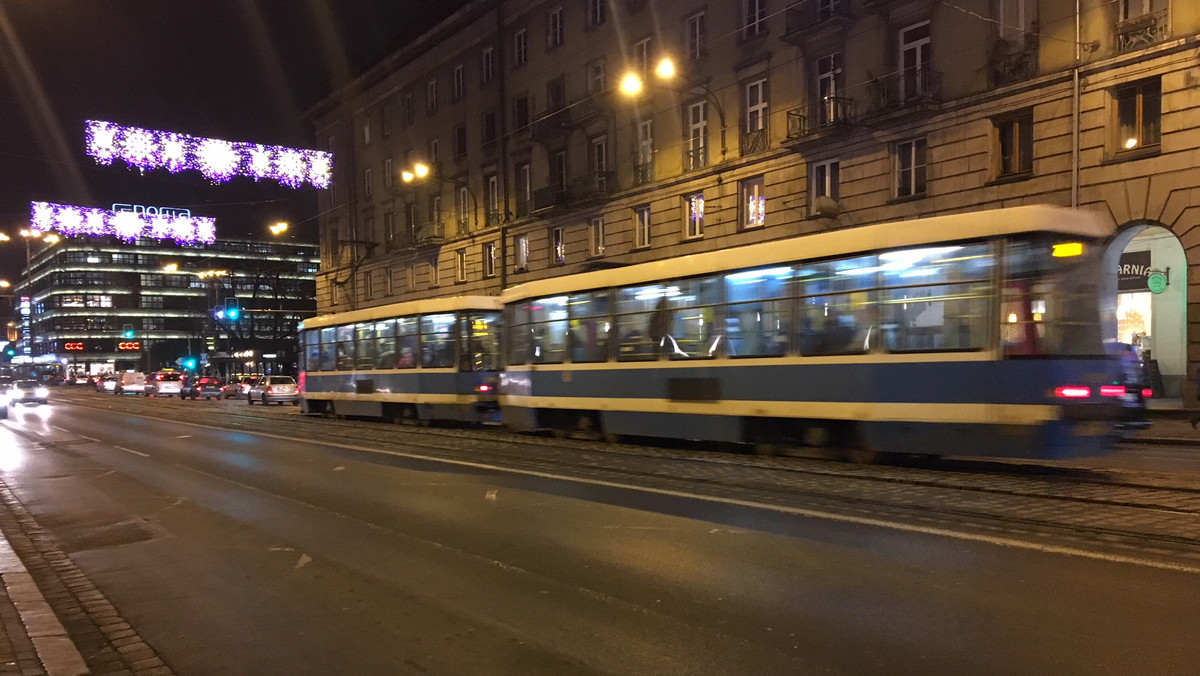 W Sylwestra już tradycyjnie wrocławskie tramwaje i autobusy będą jeździć bez zmian. Zdecydowanie rzadziej niż zwykle komunikacja będzie natomiast kursować w Nowy Rok. Tymczasem po zabawie sylwestrowej w Rynku zostaną uruchomione dodatkowe kursy nocnych autobusów.