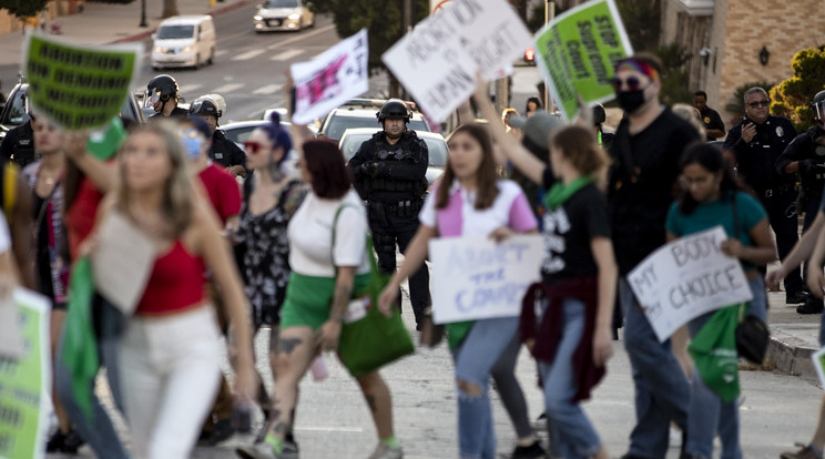 Los Angeles police officers look at pro-choice Abortuszpárti tüntetők Los Angelesben / Fotó: MTI - EPA/ETIENNE LAURENT