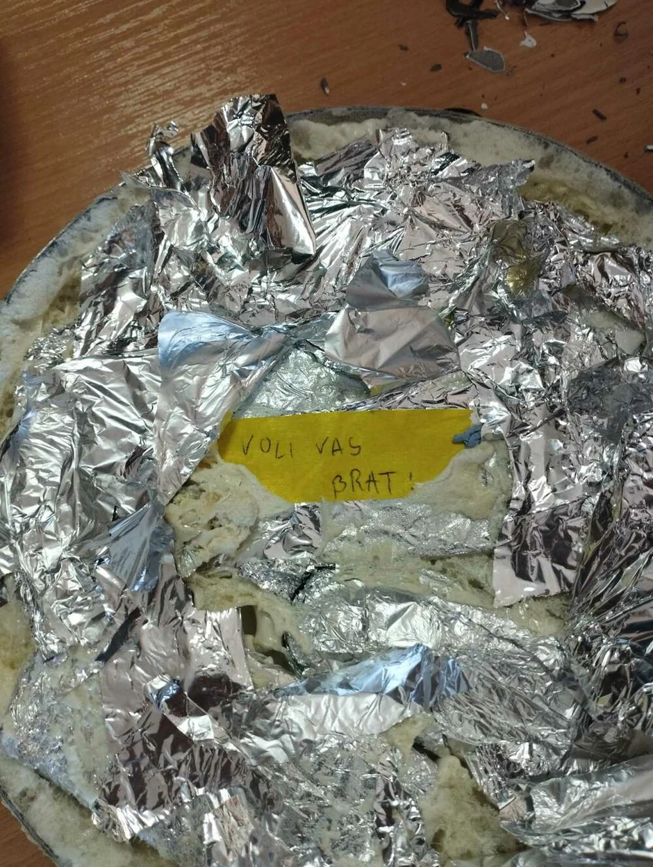 Ceduljica na dnu šerpe 