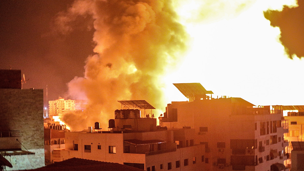 Płonące budynki po izraelskim nalocie na Gazę