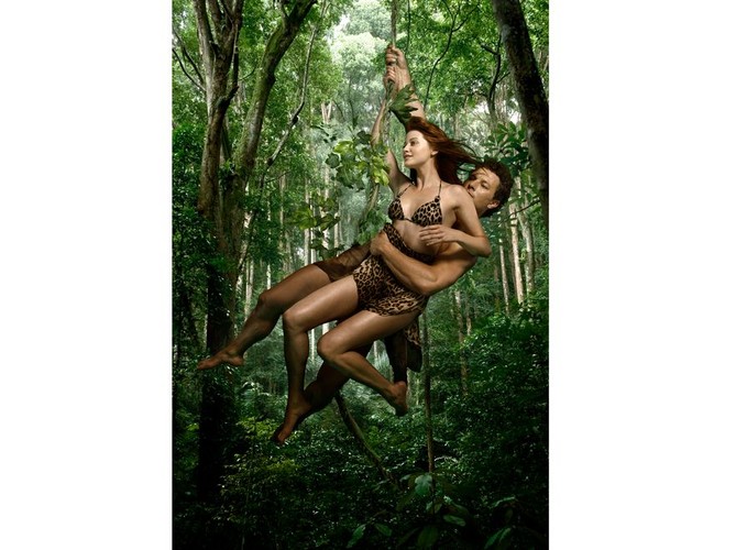 Bikini w panterkę i prawdziwy dzikus przy boku... Magda Swat w scenie z filmu 'Tarzan i Zaginione Miasto'
