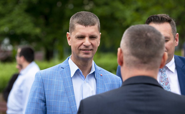 Sokółka, 13.06.2020. Minister edukacji narodowej Dariusz Piontkowski (L) uczestniczy przy pomniku marszałka Józefa Piłsudskiego w Sokółce (woj. podlaskie), 13. bm. w konferencji prasowej podlaskiego sztabu wyborczego DUDA2020. (mz/dw) PAP/Michał Zieliński