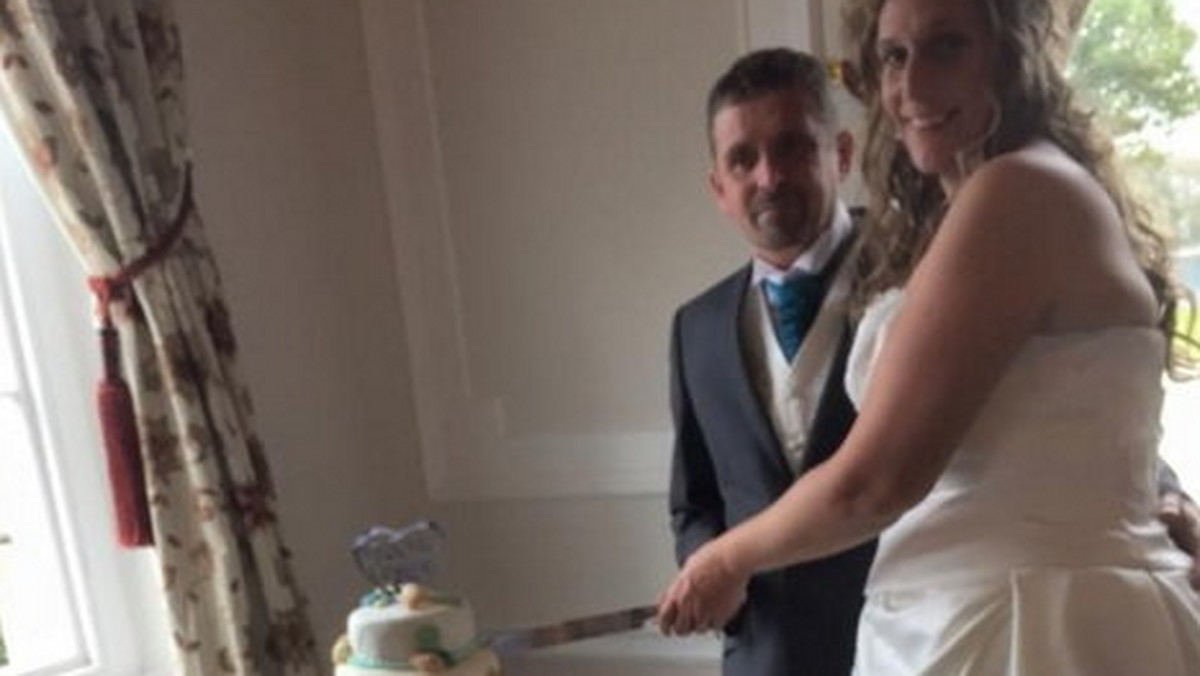 Ogromne zainteresowanie internautów wywołało ostatnio zdjęcie weselne pewnej pary. Ich syn miał zrobić ujęcie podczas krojenia tortu, jednak był zbyt zaaferowany oglądaniem meczu rugby. Ktoś uchwycił to na zdjęciu, które następnie umieścił w sieci.