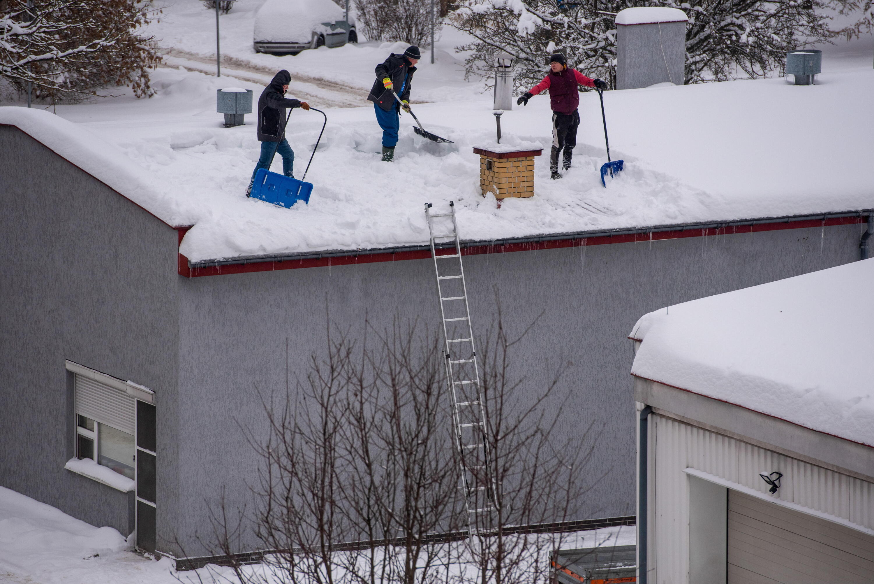 Ostrzeżenie RCB: Musisz usunąć śnieg z dachu i chodnika - grożą wysokie kary
