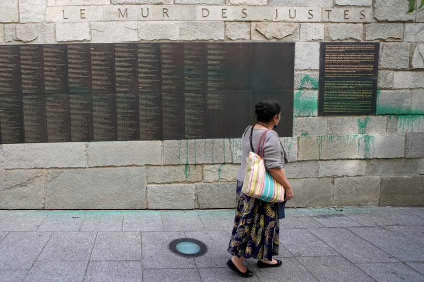 Pet jevrejskih institucija u Parizu poprskano zelenom farbom